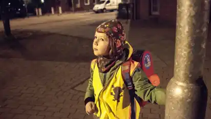 Swantje Thomsen auf dem Weg zur Schule. Eine gelbe Warnweste soll dafür sorgen, dass die Erstklässlerin von anderen Verkehrsteilnehmern gut gesehen wird.