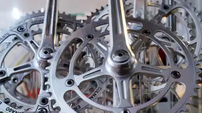 Kettenblatt und Kurbel vom italienischen Hersteller Campagnolo. Hagemann kauft auf Vorrat und immer mit einer Idee im Hinterkopf, für was er die Teile verwenden könnte.