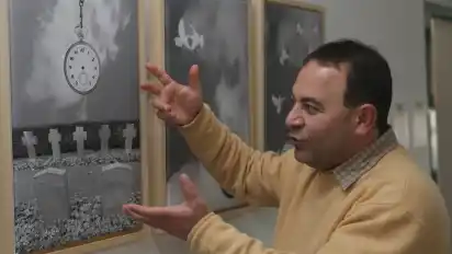 Was soll ich dazu noch sagen?, fragt sich Ilker Maga. Die Uhr tickt – und diese Aussage erschließt sich dem Betrachter seiner philosophischen Fotomontagen mit einer Uhr auf Anhieb. Ebenso die Tatsache, dass diese im Westend ausgestellten Arbeiten von einem Profi sind.