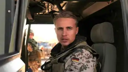 "Willkommen im Krieg!": Constantin von Jascheroff spielt Martin, der für seinen besten Freund ins Krisengebiet fährt - o