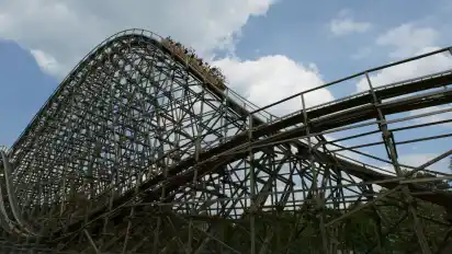 Die Holzachterbahn „Colossos“ im Heide Park.