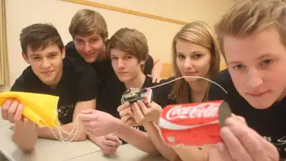 Eine Mini-Weltraummission: Alexander Weiß, Julian Zurrath, Niklas Rother, Michelina Zydel und Finn Thormeier (von links) haben sich auf ein anspruchsvolles Projekt eingelassen. Ihr Satellit wird in eine Höhe von einem Kilometer befördert und sammelt während der Sinkphase am Fallschirm Daten.