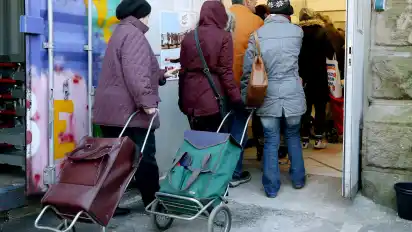 In Essen trauen sich viele Senioren und alleinerziehende Mütter nicht mehr zur Tafel zu gehen, weil inzwischen 75 Prozent der Besucher Migranten seien.