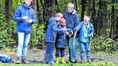 Über viele Fische konnten sich Frédéric, Anthony, Justin und Kevin (von links) beim Angelprojekt für Kinder und Jugendliche freuen. Projektleiter Hannes Dilsky (ganz links) war derweil noch nicht erfolgreich.