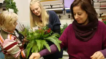 Blumensträuße binden, Kunden bedienen und Bestellungen aufnehmen: Jeden Tag haben die Mitarbeiterinnen im Blumenladen Hartmann viel zu tun. Die Arbeit eines Floristen brachten Uta Krüger (l.) und Hellena Hashimi (r.) Redakteurin Kaya Leimann näher.