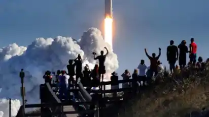 Nach mehrstündiger Verzögerung hebt die «Falcon Heavy» in Cape Canaveral unter dem Jubel von Schaulustigen zu ihrem Jungfernflug ab. Foto: Joe Burbank/Orlando Sentinel via Zuma