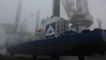Taufe im Nebel: Die „Vidar“ ist mehr als 140 Meter lang und rund 41 Meter breit. Mit den 90 Meter hohen Beinen kann sie sich bis 50 Meter Wassertiefe aus der See heben.