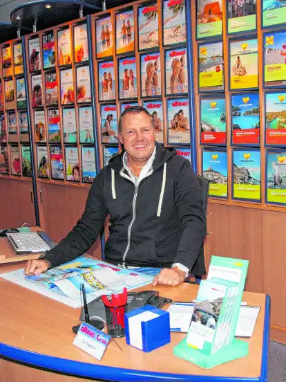 Bitte Platz nehmen: Olaf Siggelkow, Inhaber des alltours Reisecenters, berät seine Kunden gern.