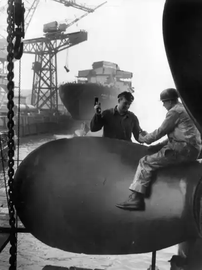 Der indische Frachter "Jaladhruv" erhält im Dock des Bremer Vulkan eine neue Schraube.
