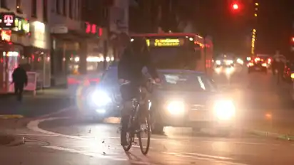 Radfahrer, die bei Dunkelheit ohne Beleuchtung unterwegs sind, obendrein noch dunkel gekleidet: Ein ständiges Ärgernis im Straßenverkehr. Dass sie sich letztlich selbst gefährden, scheint den meisten „Tarnkappenradlern“ nicht bewusst zu sein – oder es ist ihnen egal.