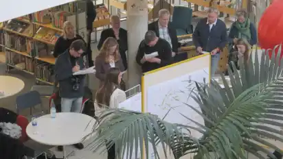 Wie ließe sich die Situation an der Straße Reihersiedlung verbessern? In der Stadtbibliothek West sind dazu aktuell Entwürfe von Studierenden aus Oldenburg zu sehen.