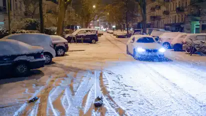 In Hamburg wurden der Polizei in der Nacht keine schwerwiegenden Glätteunfälle gemeldet.