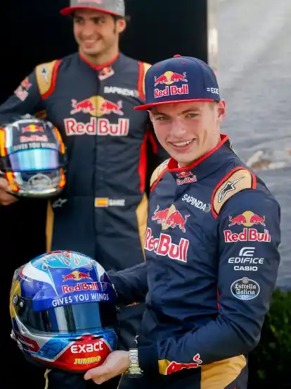Erst 18 Jahre alt, aber inzwischen eine feste Größe in der Formel 1 und schon sehr selbstbewusst: Max Verstappen (rechts). Im Hintergrund sein Teamkollege Carlos Sainz jr.