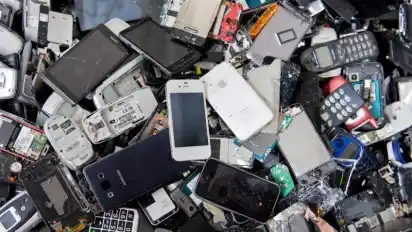 Pro Jahr fallen in Deutschland circa 1,7 Millionen Tonnen Elektroschrott durch Smartphones an. Foto: Julian Stratenschulte