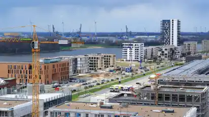 Blick zum Landmark-Tower mit der Wohnbebauung davor und dahinter.