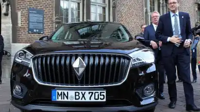 Großes Auto am Start: Borgward-Chef Ulrich Walker und Wirtschaftssenator Martin Günthner (v.l.) mit dem BX7, das als Elektromodell künftig in Bremen montiert werden soll.