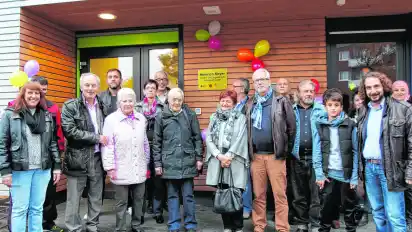 Für die offizielle Namensgebung für das DRK-Kinder und Jugendhaus interessierten sich vor allem die Erwachsenen um Ortsamtsleiter Ulrich Schlüter (2.v links), Quartiersmanager Aykut Tasan (rechts) und die erwachsenen Kinder von Ute und Heinrich Meyer. Der Nachwuchs genießt das Ergebnis.