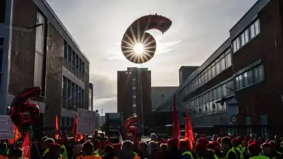 Ein Luftballon in Form einer Sechs schwebt über einer Streikkundgebung. Auch am Freitag hatte die IG Metall wieder zu Aktionen aufgerufen.