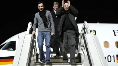 Frei nach vier Monaten: Jens Koch (links) und Marcus Hellwig bei ihrer Rückkehr nach Deutschland, im Hintergrund Außenminister Guido Westerwelle