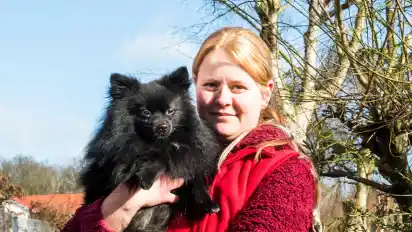 „Nur so trägt man Pelz“ – unter diesem Motto posiert Tierpflegerin Nicole Janssen mit dem Hund "Gin".