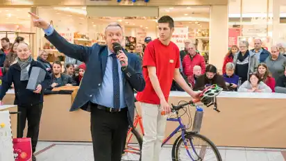 Wer bietet am meisten? Auktionator Torsten Nissen möchte dieses Fahrrad loswerden.