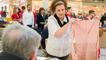 BSAG-Mitarbeiterin Mira Redeke mit Fundstück.