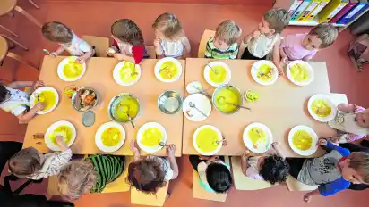 Für den Wegfall der Elternbeiträge in den Kindergärten sollen die Kommunen einen finanziellen Ausgleich erhalten. Das Land will 58 Prozent der Personalkosten in den Kitas übernehmen.