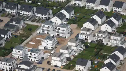Viele Bremer verlagern ihren Wohnsitz ins Umland und lassen dadurch die Immobilienpreise steigen. (Symbolbild).