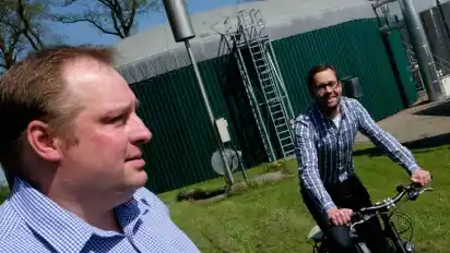 Auch die Biogasanlage von Thorben Schwarting (links) wird am Sonntag, 22. Mai, eine Station der ersten Energie-Radtour durch die Gemeinde Ganderkesee sein, zu der Klimaschutzmanager Lars Gremlowski (rechts) alle Interessierten einlädt.