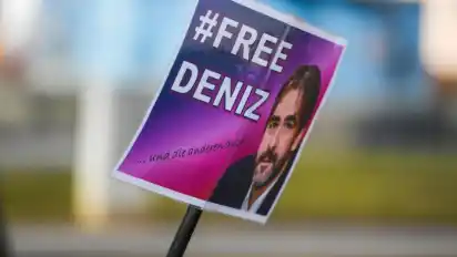 Ein Schild mit der Aufschrift «# Free Deniz» an einem Kinderwagen in Flörsheim, der Heimatstadt von Deniz Yücel. Foto: Andreas Arnold/Archiv