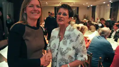 Kerstin Frohburg (links) übernimmt den Vorsitz von Renate Bartschat und leitet künftig die Geschicke des Delmenhorster Turnvereins. Einstimmig wurde die 41-Jährige am Dienstagabend während der Jahreshauptversammlung gewählt.