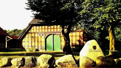 Das Heimathaus in Sottrum hat den Brand äußerlich gut überstanden, im Innern jedoch sind verschiedene Firmen seit rund drei Monaten mit den Aufräumarbeiten beschäftigt. Gemeindedirektor André Bischof ist optimistisch, dass die bis zum Jahresende abgeschlossen sind.