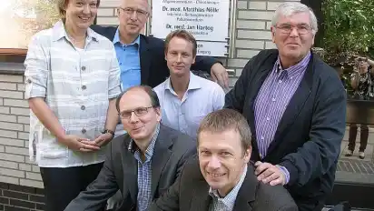 Hans Schönfeld (rechts) ist am Sonnabend von seinen Kollegen Andrea Drewes, Friedrich Bröer, Jan Hartog (hinten von link