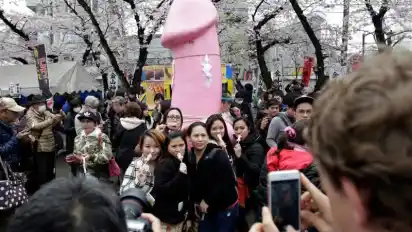 In einem Schrein in Kawasaki feiern die Japaner das "beste Stück des Mannes" mit einem skurrilen Fest, das auch Tausende von Touristen anlockt.
