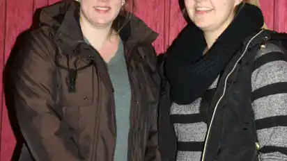 Carina Rohdenburg und Ann-Katrin Garms unterstützen die Jungzüchter.