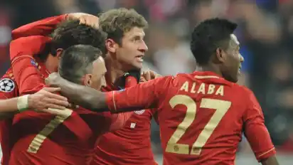 Die Spieler des FC Bayern München bejubeln Thomas Müller (M) für sein Tor zum 2:0 gegen Turin. Foto: Andreas Gebert