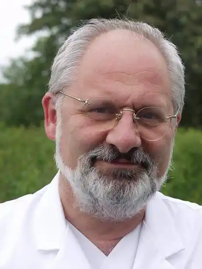 Seit über zwei Jahren lernen Marburger Medizin-Studenten bei Professor Jürgen Schäfer von und mit "Dr. House".
