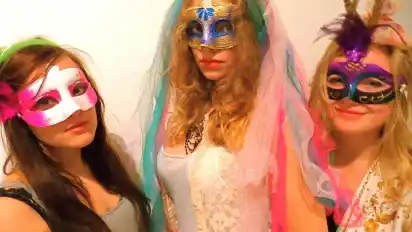 Aline Dombrow (v. l.), Josefin Gröner und Lisa Zelder verkörpern das Glück bei der Schülerperformance "Tanz trifft Ton" in der Weserburg.