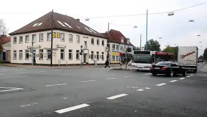 Die Auswirkungen des Schwerlastverkehrs im Stadtteil Burglesum hat auch das Hotel Stadt London zu spüren bekommen. Der B