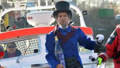 Eiswettschneider Peter Lüchinger überquert am 06 Januar 2017 bei der Eiswette in Bremen auf einem Rettungsboot der DGzRS trockenen Fußes die Weser.