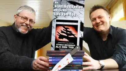 Die Weyher Autoren Jürgen Warmbold (links) und Holger Wittschen hatten viel Recherche-Arbeit zu erledigen, bevor sie anfingen, ihre Kriminal-Geschichten niederzuschreiben.