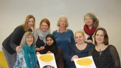 Das Vorbereitungsteam des integrativen Geburtsvorbereitungskurses: Nicole Feldmann-Paske (hinten von links), Jennifer Schnelle, Friederike Kückelmann und Fathma Atenhahn sowie Melanie Thies (vorne von links), Abida Ahmed, Wiebke Sydow und Stephanie Baske.
