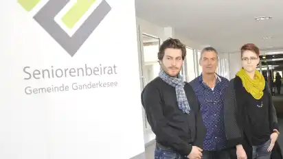 André Schmoll und Alexandra Schilhart (von links, mit Dozent Ingo Wiegand) haben das Logo entworfen.