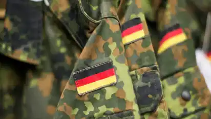 Minderjährige in einem Alter von 17 Jahren dürfen in die Bundeswehr eintreten.