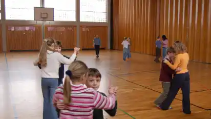 Die vielseitig nutzbare Sporthalle am Baumschulenweg mit ihren riesigen Hänge-Schwebe-Faltstores wurde auch schon mal zum Tanzsaal – so bei einem Projekt des Grün-Gold-Clubs mit Kindern der Schule am Baumschulenweg. FOTO: MARTIN MOTZKAU