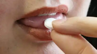Tabletten mit Wasser herunterspülen