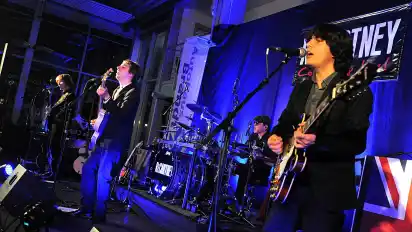 Fast wie die echten Paul, John, George und Ringo: Mit ReCartney gastierte eine der erfolgreichsten Beatles-Coverbands im Autohaus Brandt. Und sie spielte eine Stunde länger als ursprünglich geplant.