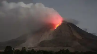 Vulkane sind auf allen Kontinenten zu finden, selbst in der Antarktis. Diese Aufnahme zeigt den kürzlich ausgebrochenen Sinabung auf der indonesischen Insel Sumatra.