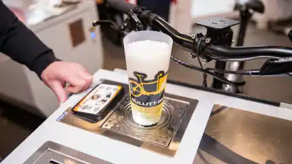 Zisch: Einen Zapfhahn gibt es nicht, das Bier strömt von unten in den Becher.