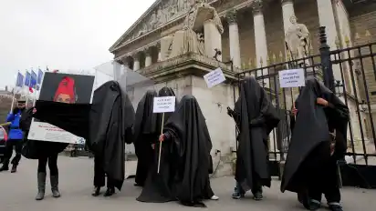 Frauenorganisationen hatten im Jahr 2011 gegen das Burka-Verbot protestiert.
